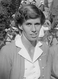 Doris HART